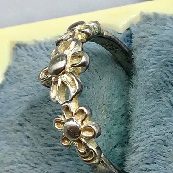 Petite Sterling Silver Flowers Ring Size 8.75 Triple Daisy Design Thin Band - Picture 6 of 12